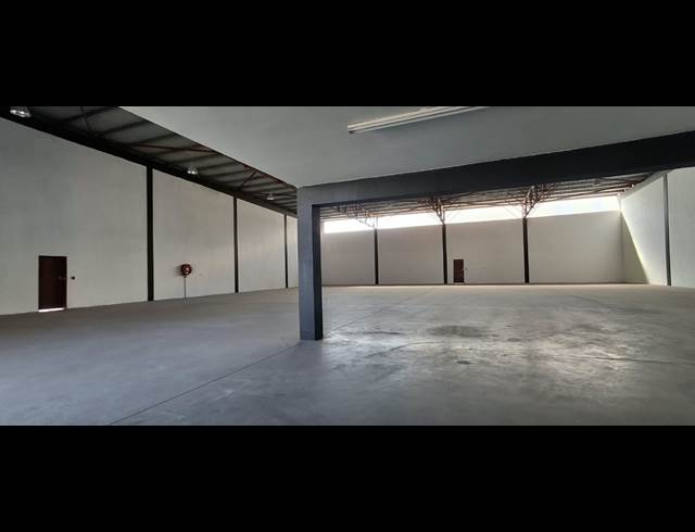 900M² BUILDING TO LET IN APEX