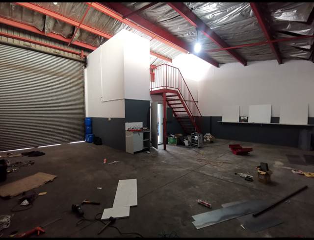 131M² WAREHOUSE TO LET IN JET PARK
