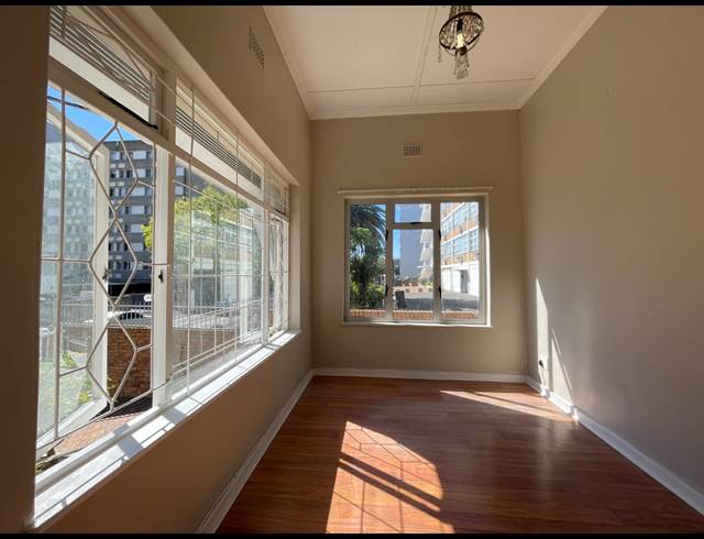 220M² BUILDING TO LET IN SEA POINT