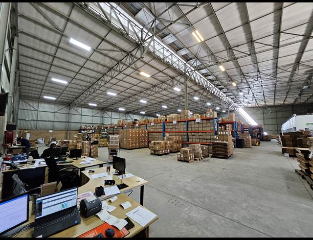 3,137M² WAREHOUSE TO LET IN HALFWAY HOUSE