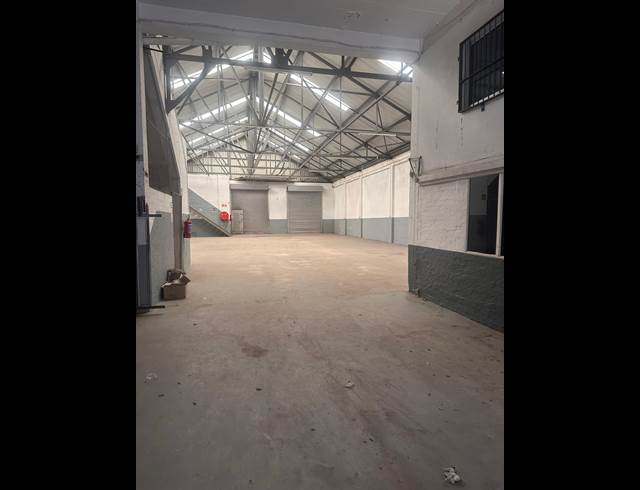 700M² WAREHOUSE TO LET IN SOUTH BEACH