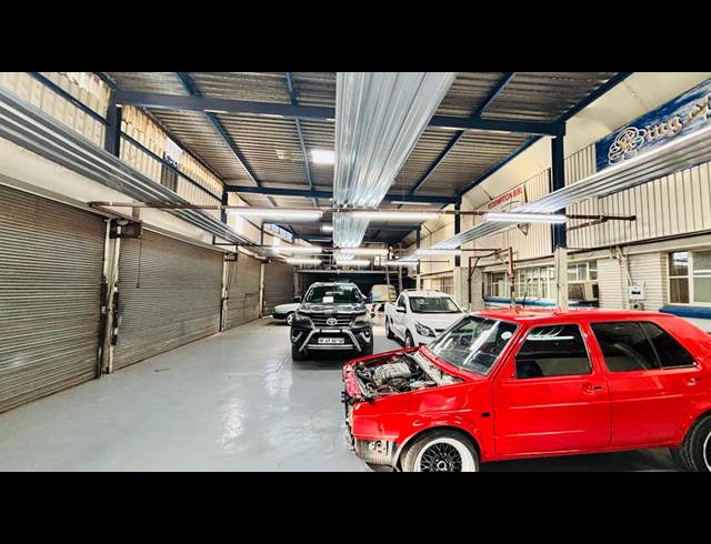 350M² WAREHOUSE TO LET IN FLORIDA