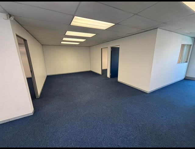 100M² OFFICE TO LET IN EPPING INDUSTRIAL
