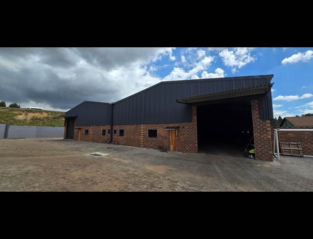 2,040M² WAREHOUSE TO LET IN CROWN
