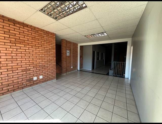 318M² WAREHOUSE TO LET IN HENNOPSPARK INDUSTRIAL
