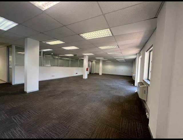 249M² OFFICE TO LET IN HYDE PARK