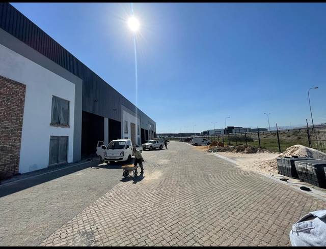 428M² WAREHOUSE TO LET IN STIKLAND INDUSTRIAL