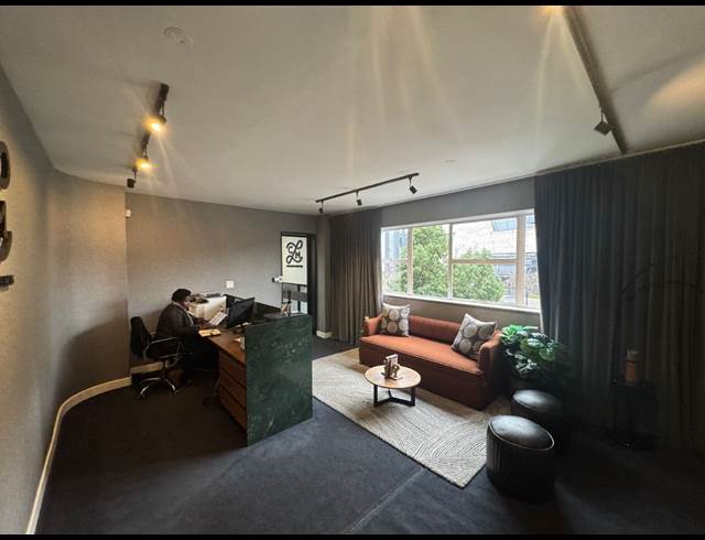 327M² SHOWROOM TO LET IN KRAMERVILLE