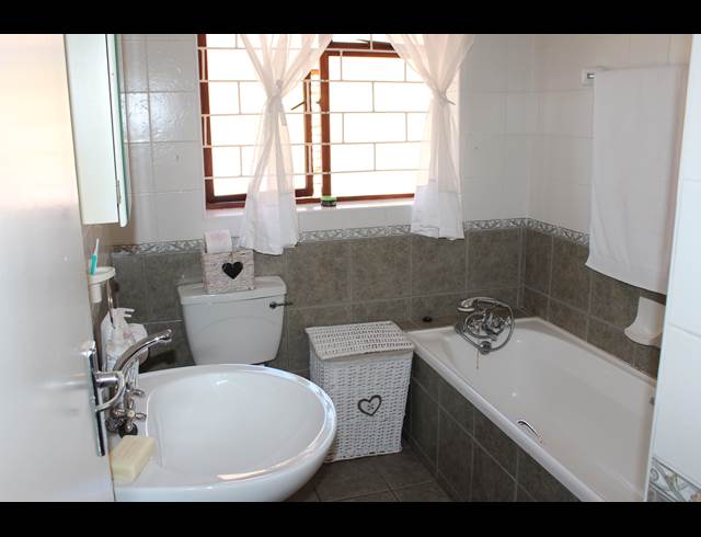 2 bed property to rent in VAN RIEBEECK PARK