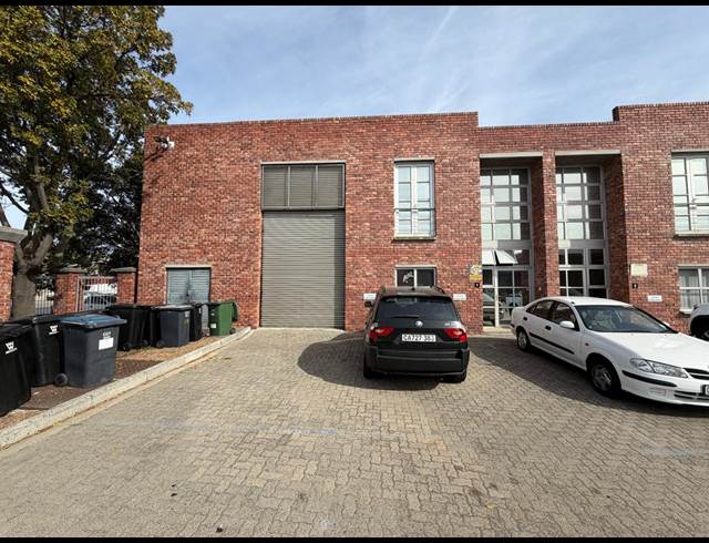 423M² WAREHOUSE TO LET IN STIKLAND INDUSTRIAL