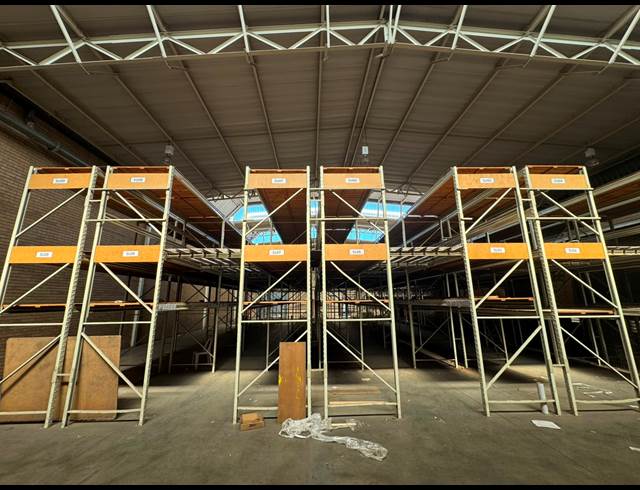 950M² WAREHOUSE TO LET IN CROWN