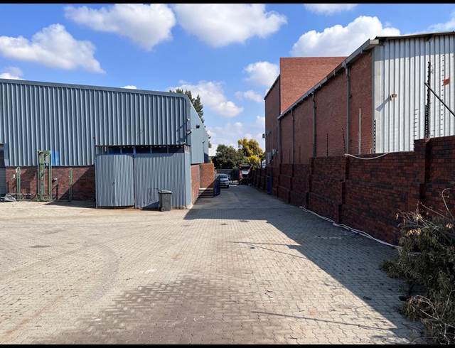 1,050M² WAREHOUSE TO LET IN FOUNDERS VIEW