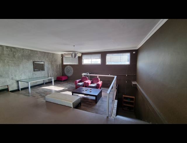 75M² BUSINESS TO LET IN WOODSTOCK