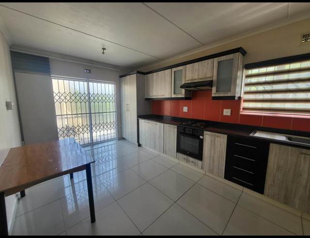 3 BEDROOM PROPERTY TO RENT IN OAKLANDS