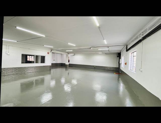 264M² WAREHOUSE TO LET IN FACTORIA