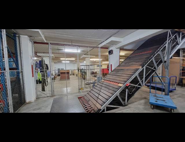 1,200M² WAREHOUSE TO LET IN NEW CENTRE