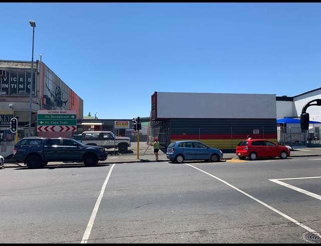 665M² SHOWROOM TO LET IN WOODSTOCK