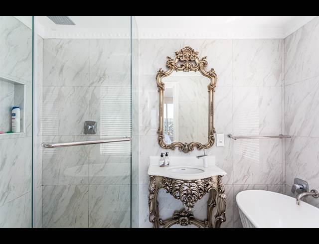 2 BEDROOM APARTMENT TO LET IN SEA POINT