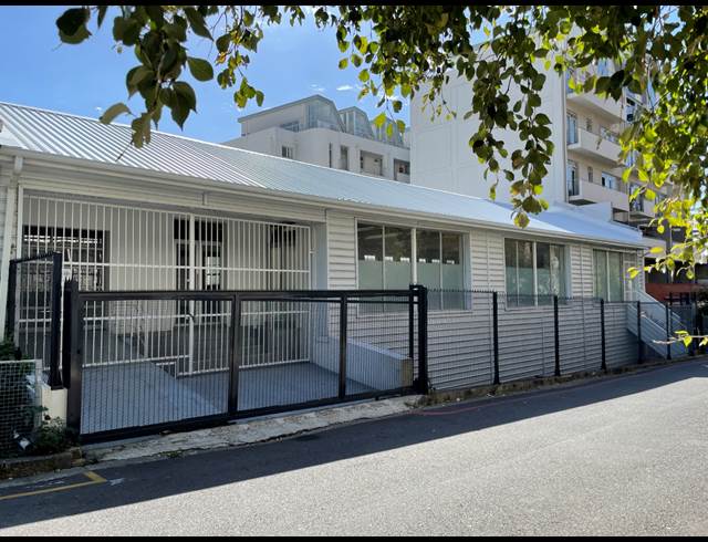 930M² SHOWROOM TO LET IN GARDENS
