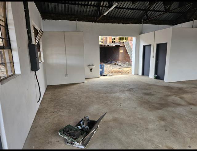 100M² WAREHOUSE TO LET IN VULCANIA