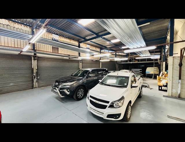 350M² WAREHOUSE TO LET IN FLORIDA