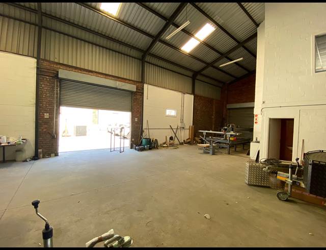 290M² WAREHOUSE TO LET IN BROADLANDS