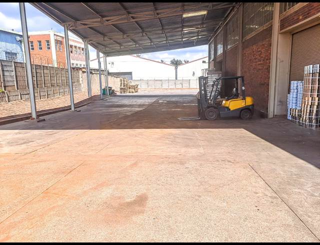 1,100M² WAREHOUSE TO LET IN LONGDALE