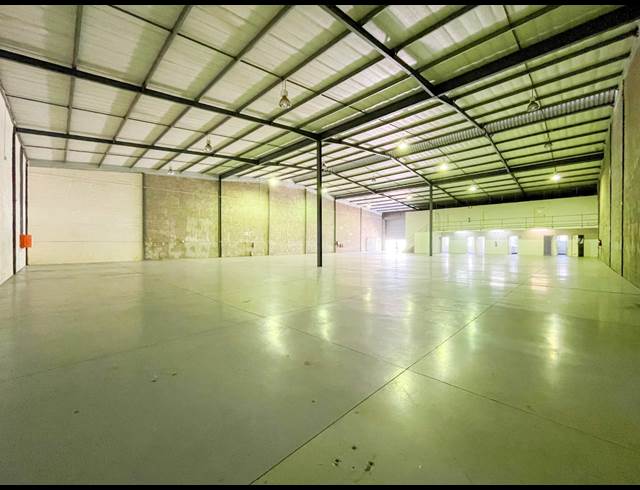 1,117M² WAREHOUSE TO LET IN BRIARDENE