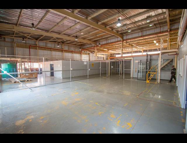 2,359M² WAREHOUSE TO LET IN HALFWAY HOUSE