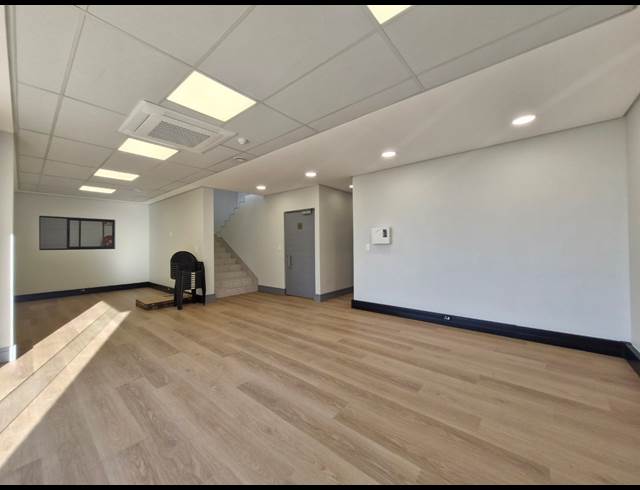 427M² WAREHOUSE TO LET IN STIKLAND INDUSTRIAL