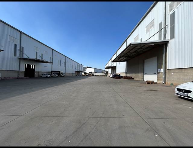 2,015M² WAREHOUSE TO LET IN POMONA