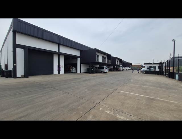900M² FACTORY TO LET IN APEX