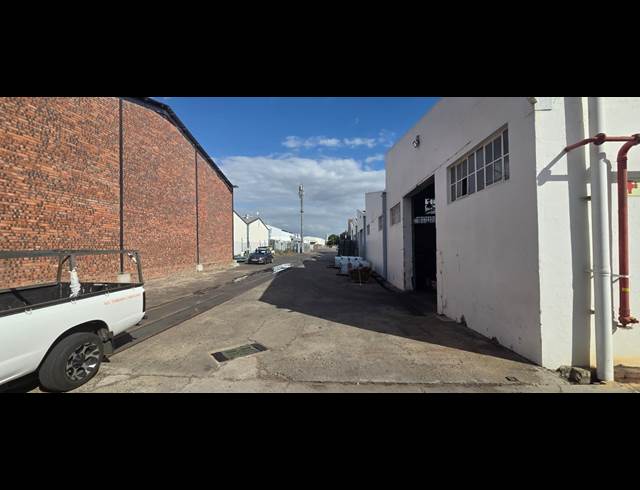 320M² WAREHOUSE TO LET IN CHARLESTON HILL