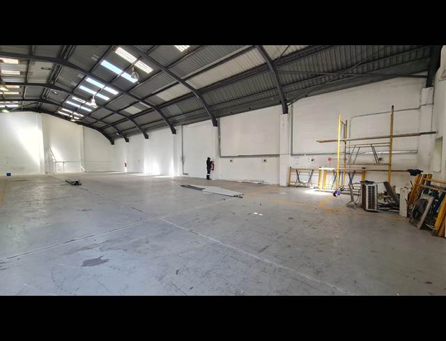 595M² WAREHOUSE TO LET IN OTTERY EAST