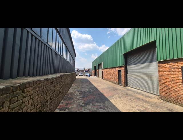 180M² WAREHOUSE TO LET IN ANDERBOLT