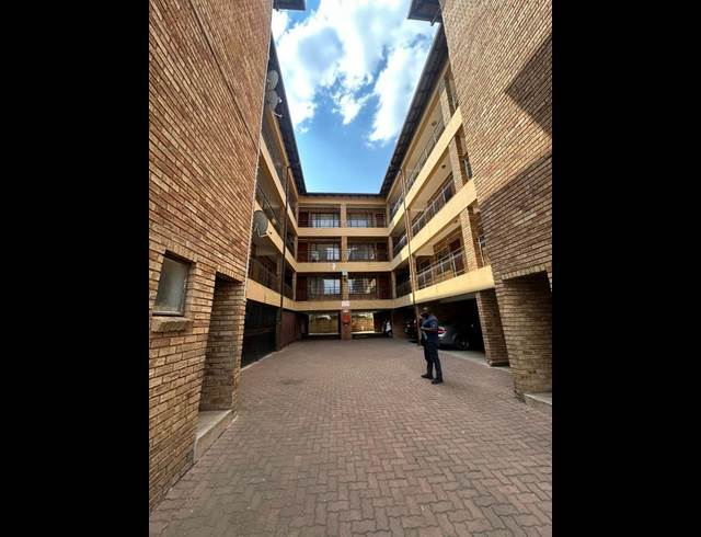 2 BEDROOM PROPERTY TO RENT IN HOME LAKE