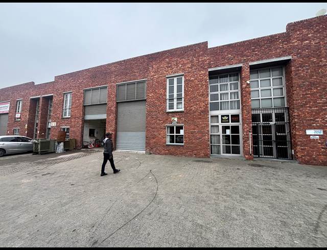 299M² WAREHOUSE TO LET IN STIKLAND INDUSTRIAL