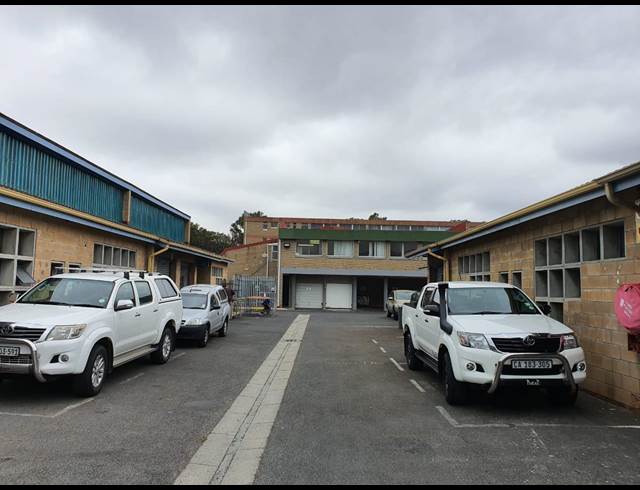98M² BUILDING TO LET IN RETREAT