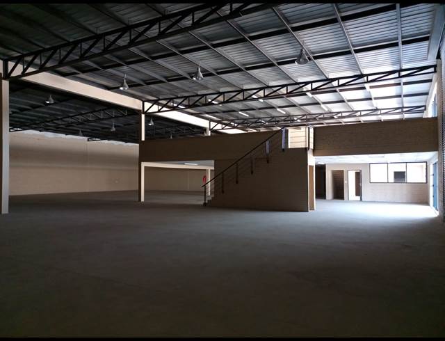 1,309M² WAREHOUSE TO LET IN POMONA