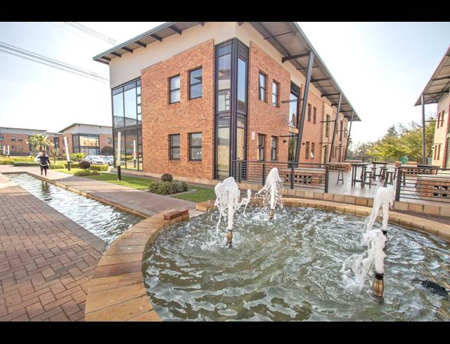 939M² SHOWROOM TO LET IN PAULSHOF