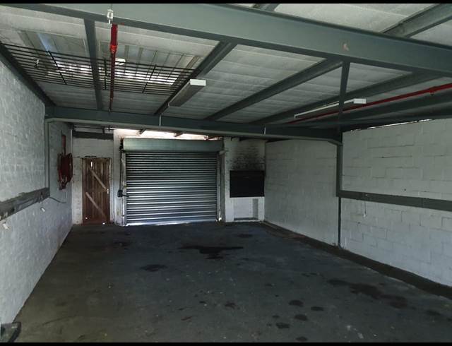1,100M² BUILDING TO LET IN RETREAT