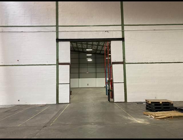 3,300M² WAREHOUSE TO LET IN NEW GERMANY