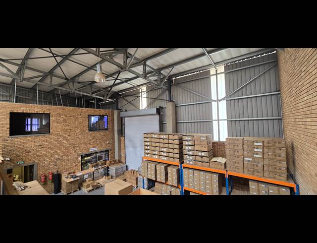 561M² WAREHOUSE TO LET IN LASER PARK