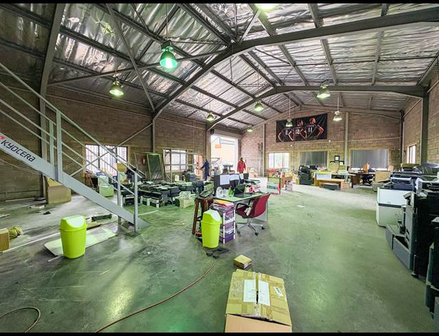 320M² WAREHOUSE TO LET IN NEW GERMANY