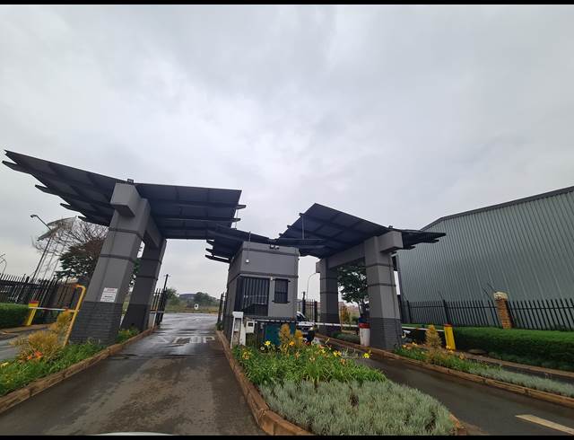 630M² WAREHOUSE TO LET IN CLAYVILLE INDUSTRIA