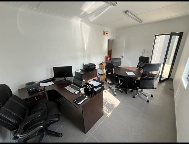 132M² WAREHOUSE TO LET IN RIVERGATE