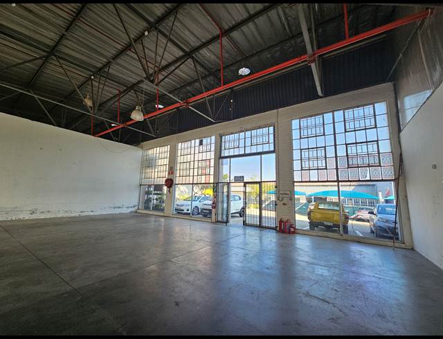 300M² SHOWROOM TO LET IN KRAMERVILLE