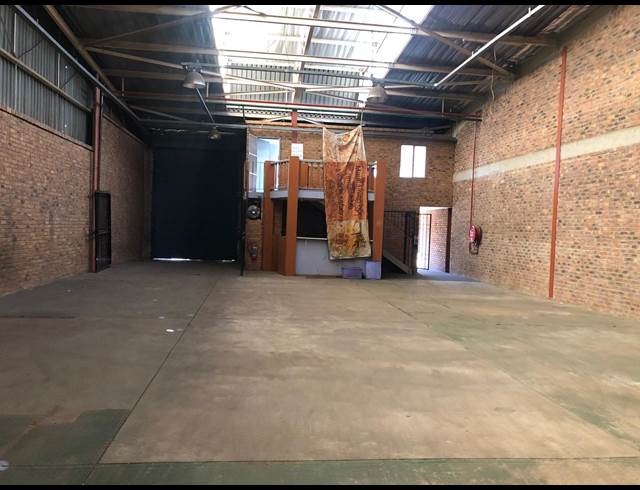 328M² WAREHOUSE TO LET IN MEADOWDALE