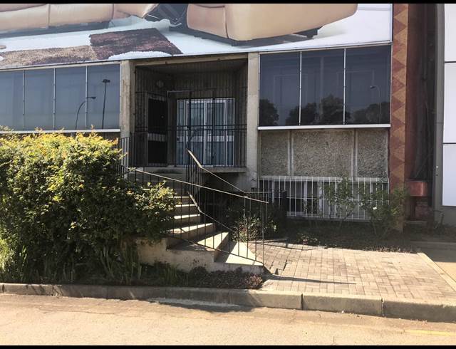 2,000M² SHOWROOM TO LET IN WYNBERG