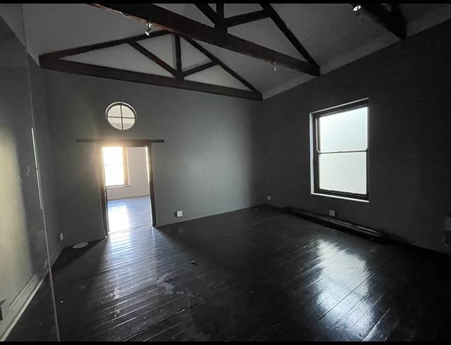 195M² BUILDING TO LET IN GARDENS